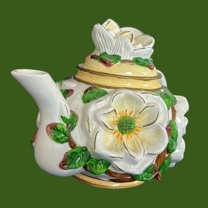 Sculpted Flowers Teapot 🎉Host Pick🎉